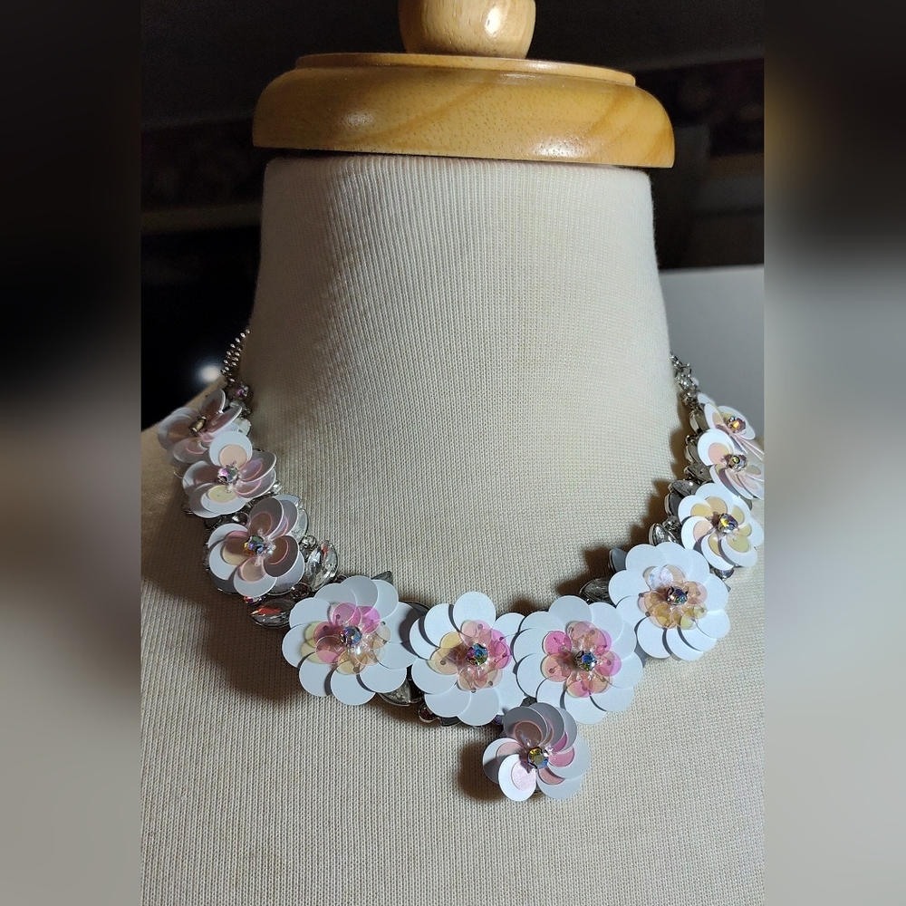 Floral Statement Necklace in White and Pink Eith Bling Nwot